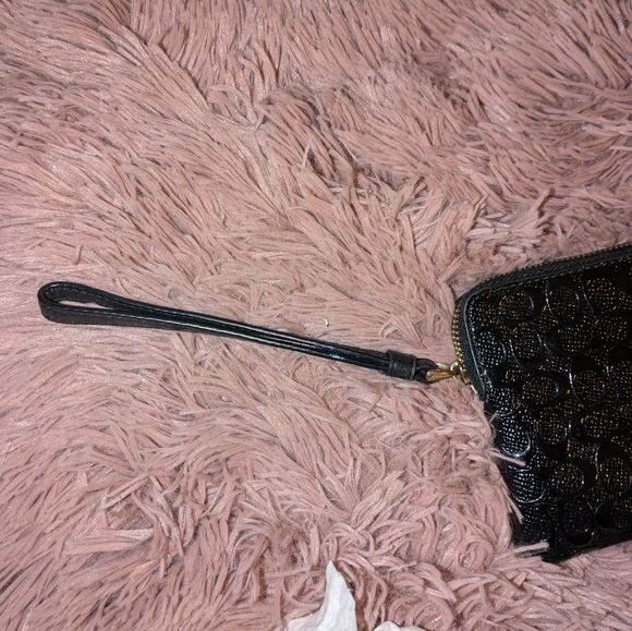 COACH WRISTLET. BLACK WITH SHINY C SIGNATURE - Picture 4 of 8